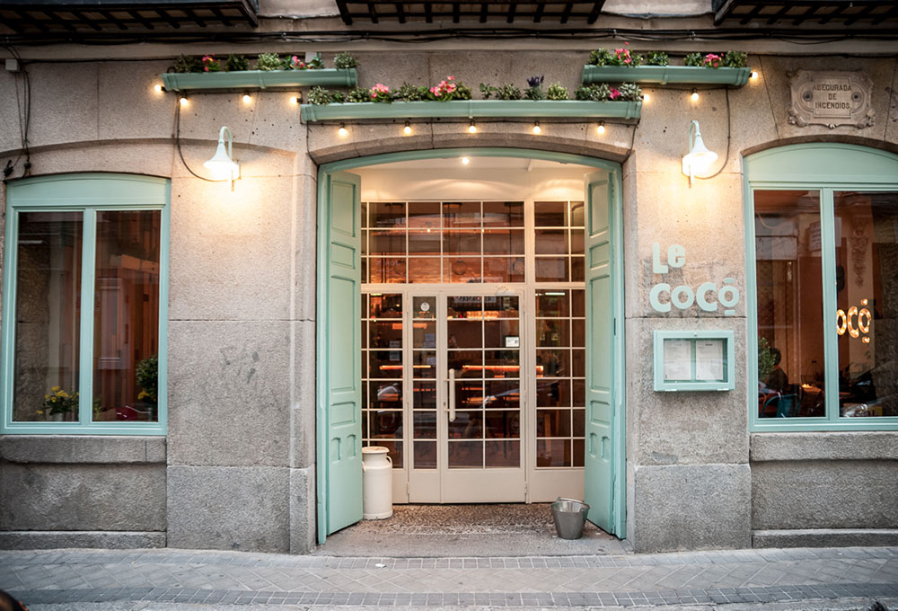 Le Cocó Resto Bar abre sus puertas en Chueca calle Barbieri 15. Otro proyecto más de MisterWils, más de 4000m² de exposición y venta. Visítanos.
