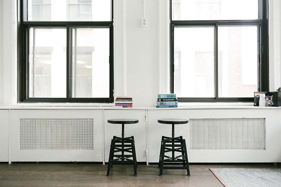 Cinco mesas de escritorio que invitan a trabajar e inspirarse