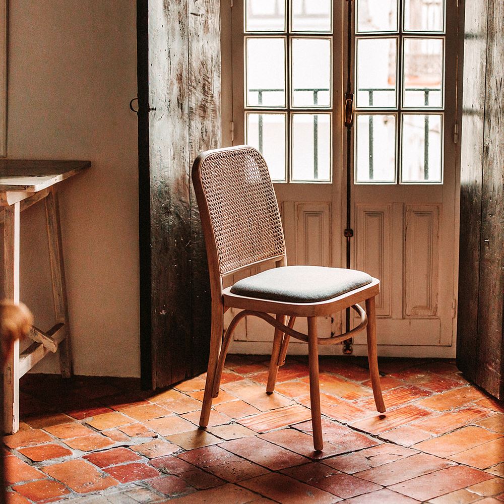 SILLA DE MADERA ASTEMIA de estilo Vintage, fabricada en madera de roble curvada, asiento tapizado, respaldo de estilo cannage tejido en enea sesión 1