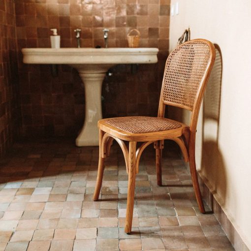 SILLA DE MADERA VIVENDI de estilo Bistró, fabricada en madera de olmo, con asiento y respaldo en rattan trenzado y rejilla. sesión 1