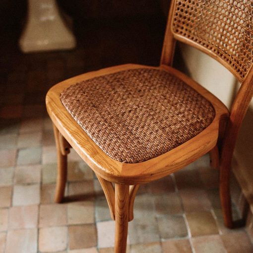 SILLA DE MADERA VIVENDI de estilo Bistró, fabricada en madera de olmo, con asiento y respaldo en rattan trenzado y rejilla. sesión 2