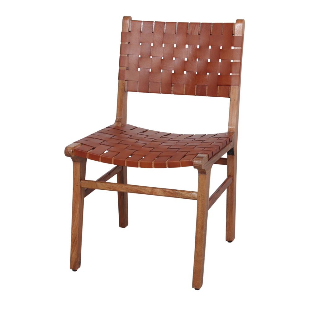 SILLA DE PIEL DELYCE de estilo nórdico. Estructura fabricada en madera tropical, asiento y respaldo trenzado en piel .