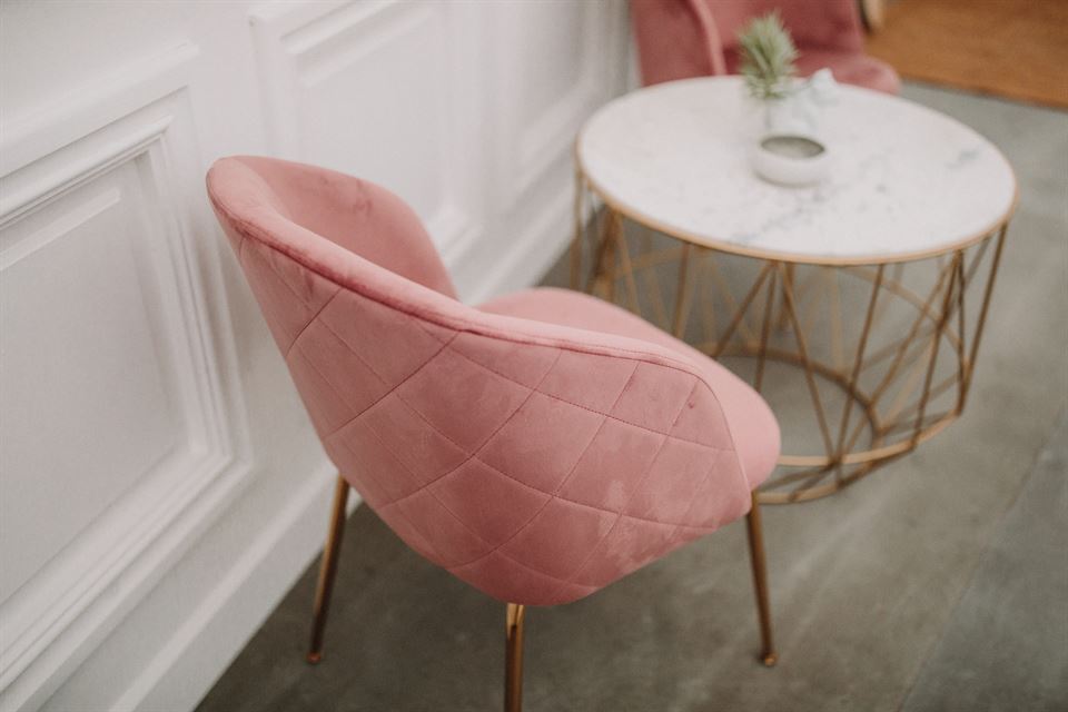 silla con tapizado rosa