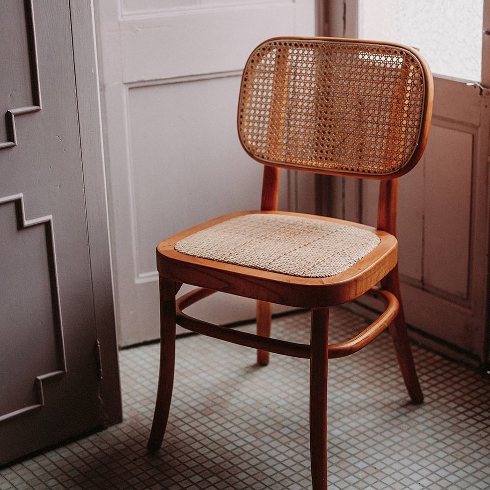 SILLA DE MADERA BIANCA de estilo Vintage, fabricada en madera, con respaldo y asiento con rejilla estilo cannage realizada en fibra natural sesión 1