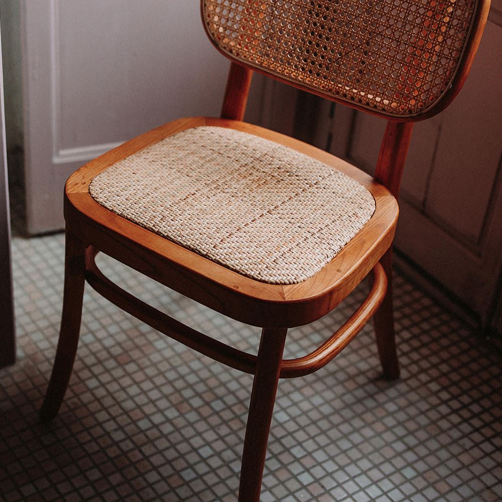 SILLA DE MADERA BIANCA de estilo Vintage, fabricada en madera, con respaldo y asiento con rejilla estilo cannage realizada en fibra natural sesión 2