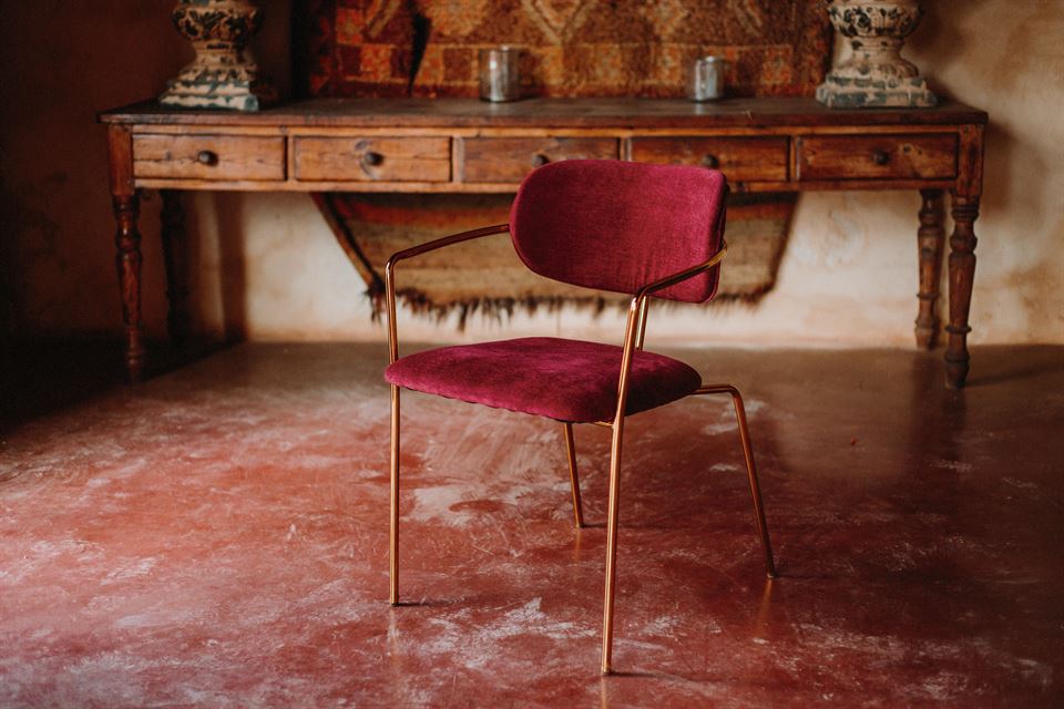 Sillas en tonos rojizos para muebles de salón modernos