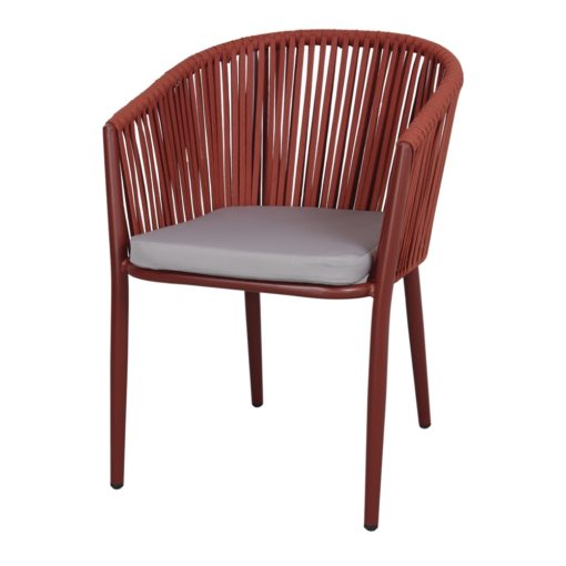 La silla de cuerda Agosta está fabricada en estructura de metal y el respaldo y asiento realizado en cuerda de polyester.