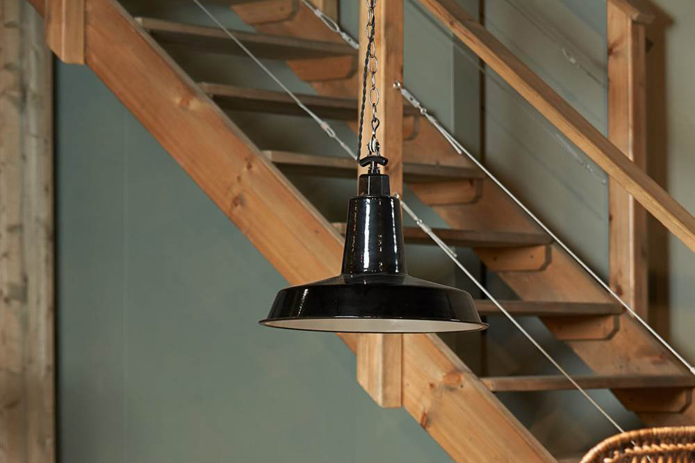BENNET Lámpara de techo estilo industrial fabricada en acero. Acabado en pintura powder coated negra. Interior de la pantalla blanca.