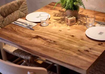 restaurante picaton mesa de madera y sillas