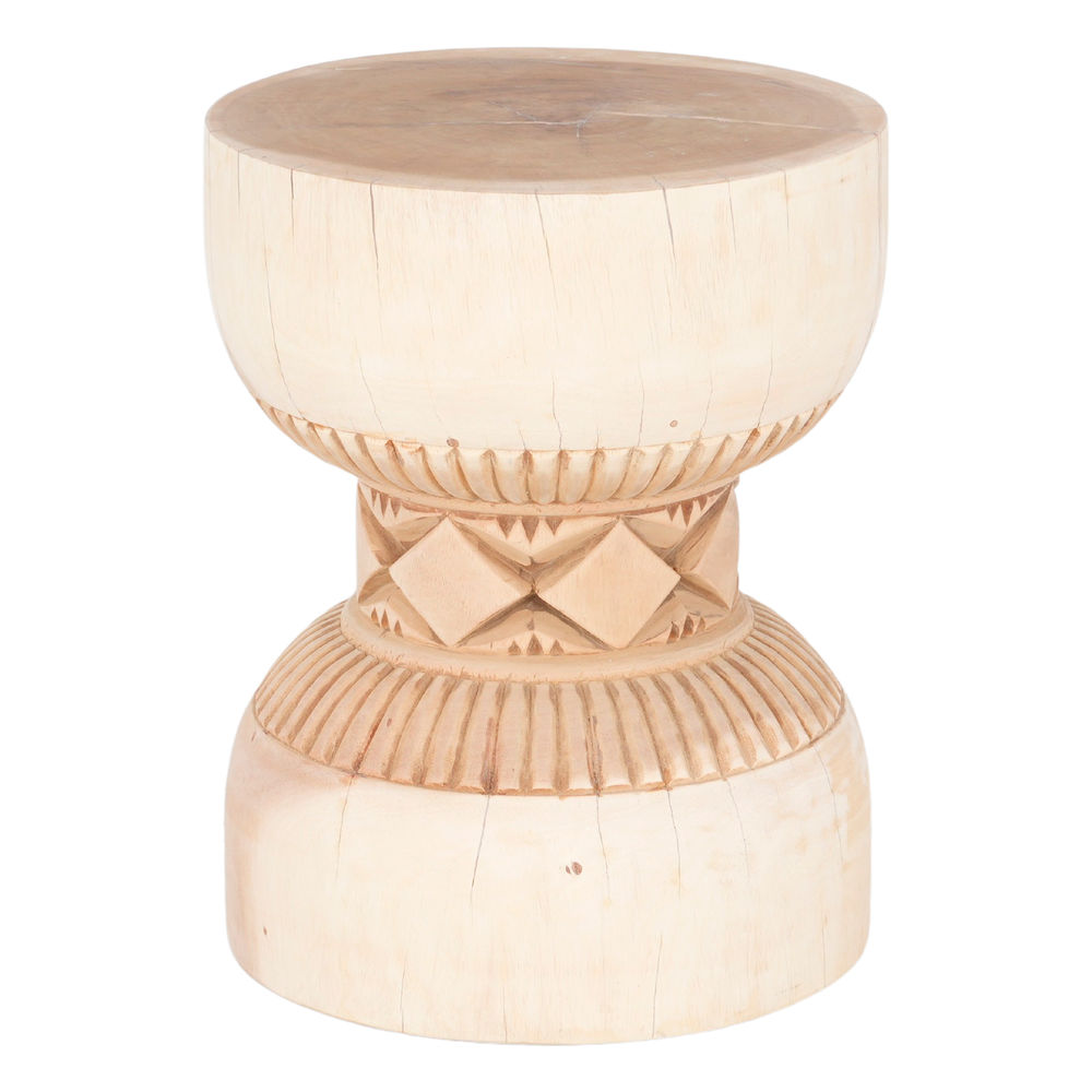 Mesa de centro Malakia, estilo Contemporáneo. Fabricada en madera tropical de suar con detalles tallados. Acabado natural. No válida para exterior. frontal