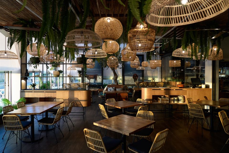 espacio de restaurante con lámparas de fibras naturales