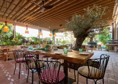 muebles bajo pergola restaurante Hermanos Guadalupe