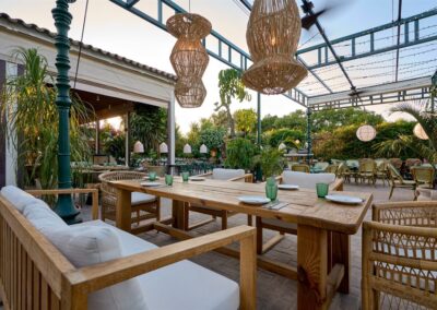 Terraza con muebles en hermanos guadalupe