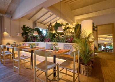 salón con muebles y plantas Hermanos Guadalupe