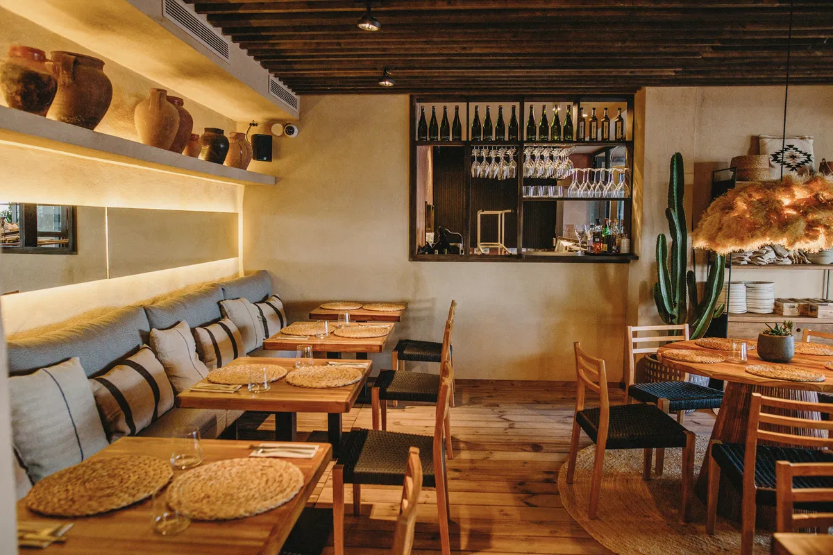 "Banco corrido esquinero a medida adaptado a un rincón de restaurante — MisterWils