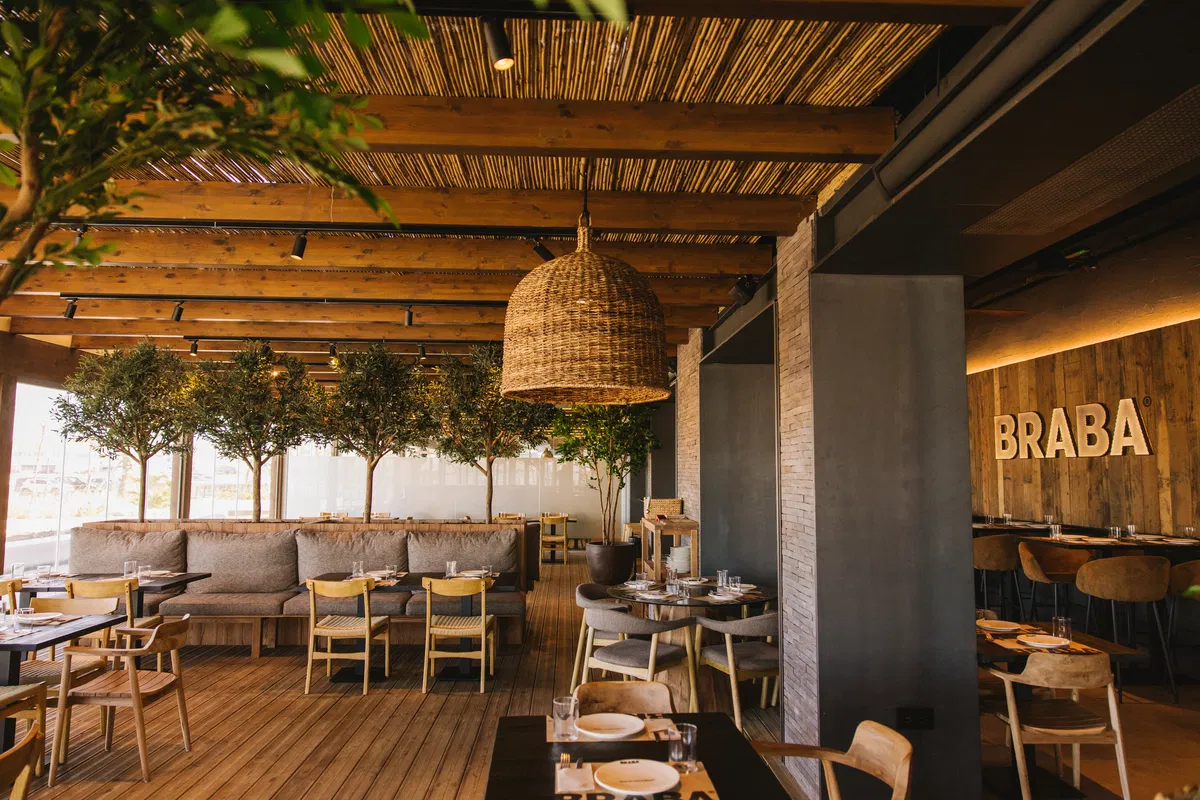 Banco corrido tapizado a medida en el restaurante BRABA, Sevilla, fabricado por MisterWils