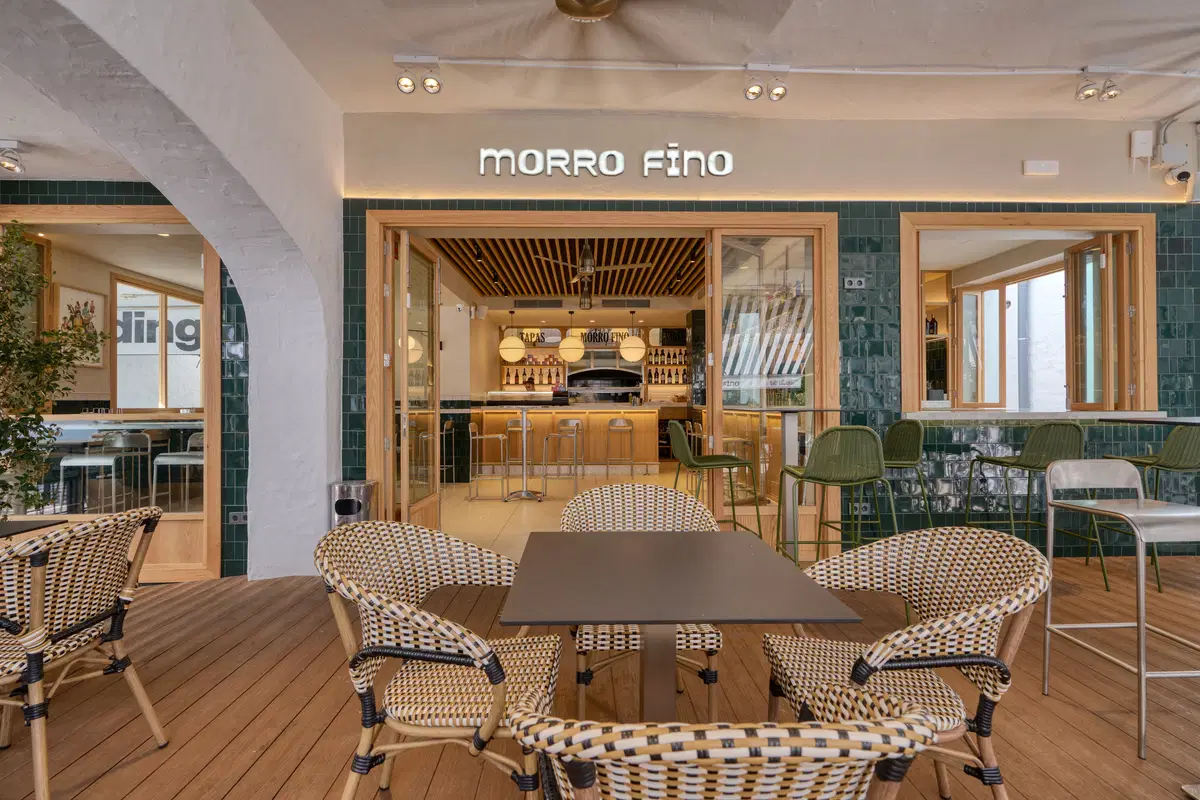 Descubre Morro Fino, un proyecto de interiorismo de MisterWils en El Puerto de Santa María donde cerámica verde, madera y luz cálida definen el espacio.