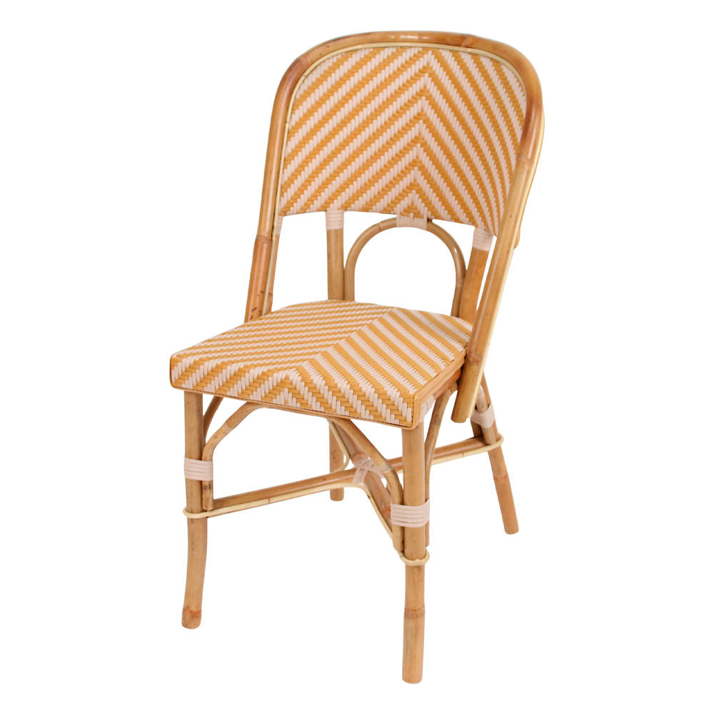 Silla de ratán Tyler, de estilo Bistro. Estructura de ratán natural. Asiento en médula de ratán sintético. No apta para exterior. Apilable