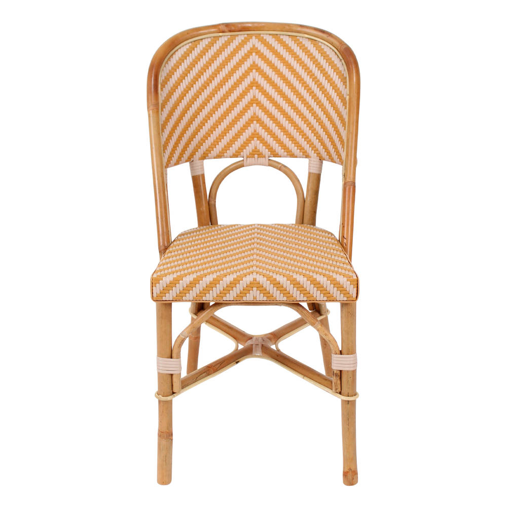 Silla de ratán Tyler, de estilo Bistro. Estructura de ratán natural. Asiento en médula de ratán sintético. No apta para exterior. Apilable frontal